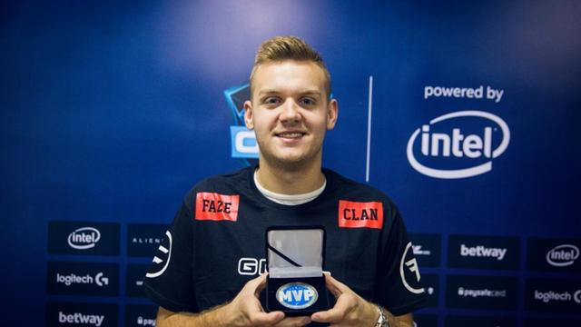 悲伤的Xiaozhu在 River 中迷失了方向；并送出了大龙 + Ertahan Yuanshen带领团队推进 Royal Never Give Up 并获得比赛点